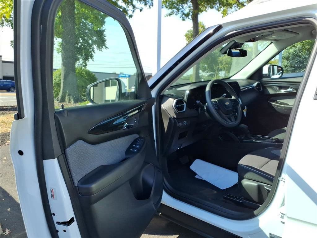 Used 2025 Chevrolet TrailBlazer LT w/ Driver Confidence Package image 7