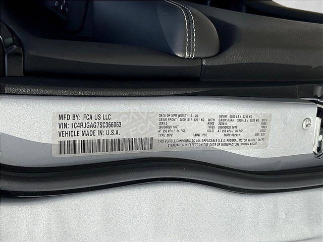 Used 2025 Jeep Grand Cherokee Altitude RWD image 14