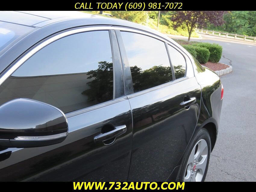 Used 2017 Jaguar XE image 29