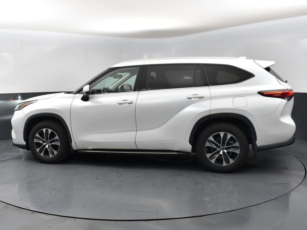 Used 2022 Toyota Highlander XLE image 5