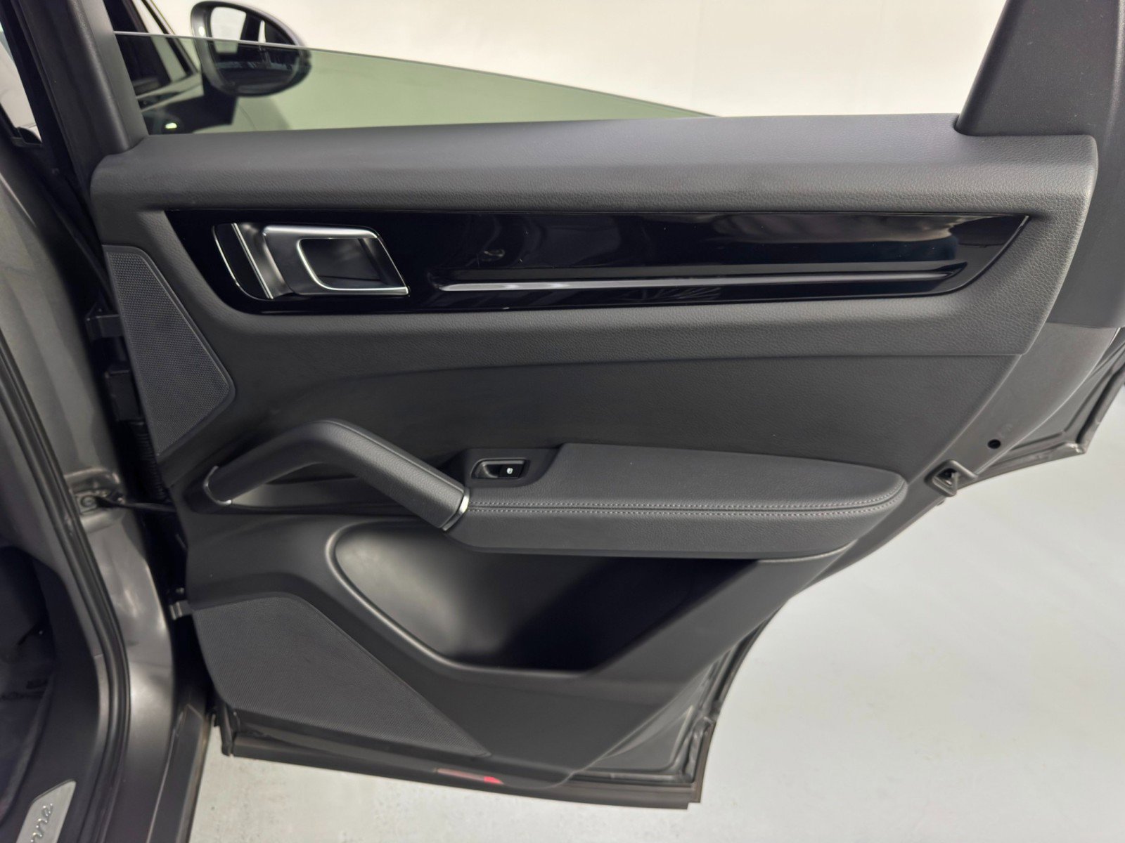 Used 2023 Porsche Cayenne E-Hybrid image 48