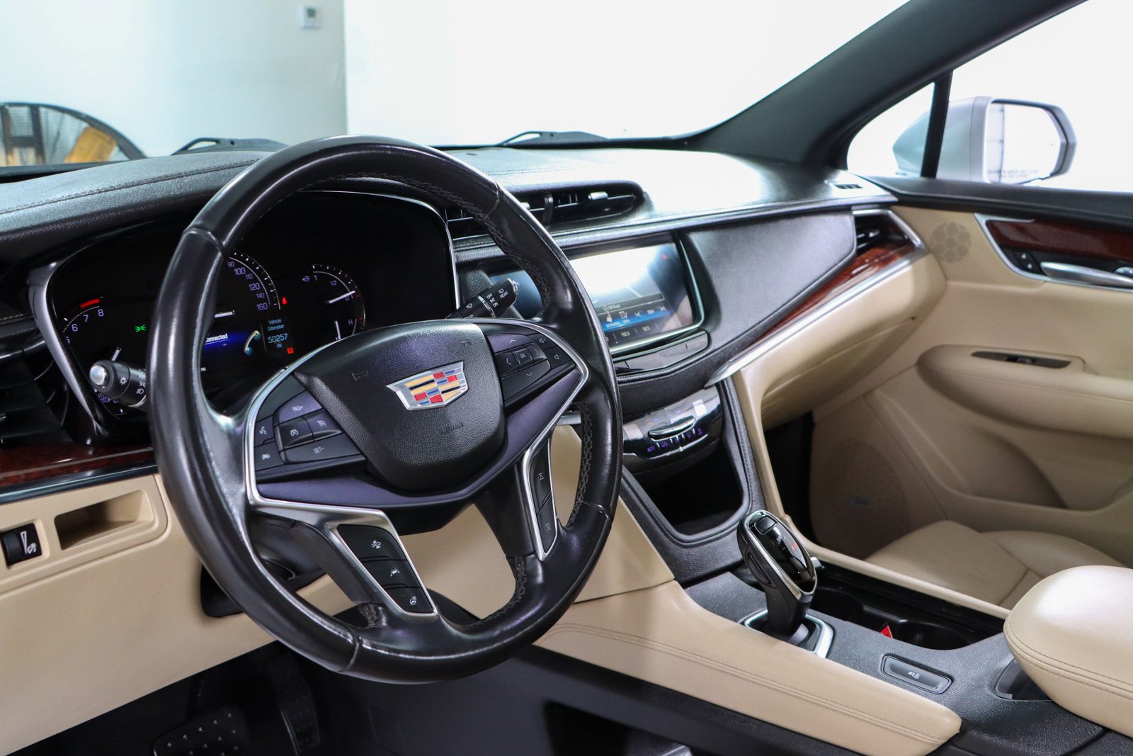 Used 2018 Cadillac XT5 Luxury w/ Driver Awareness Package image 24