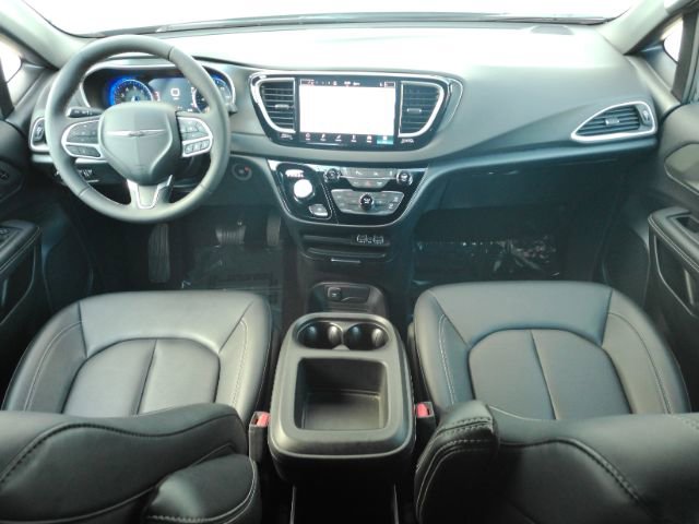 Used 2025 Chrysler Pacifica Select image 3