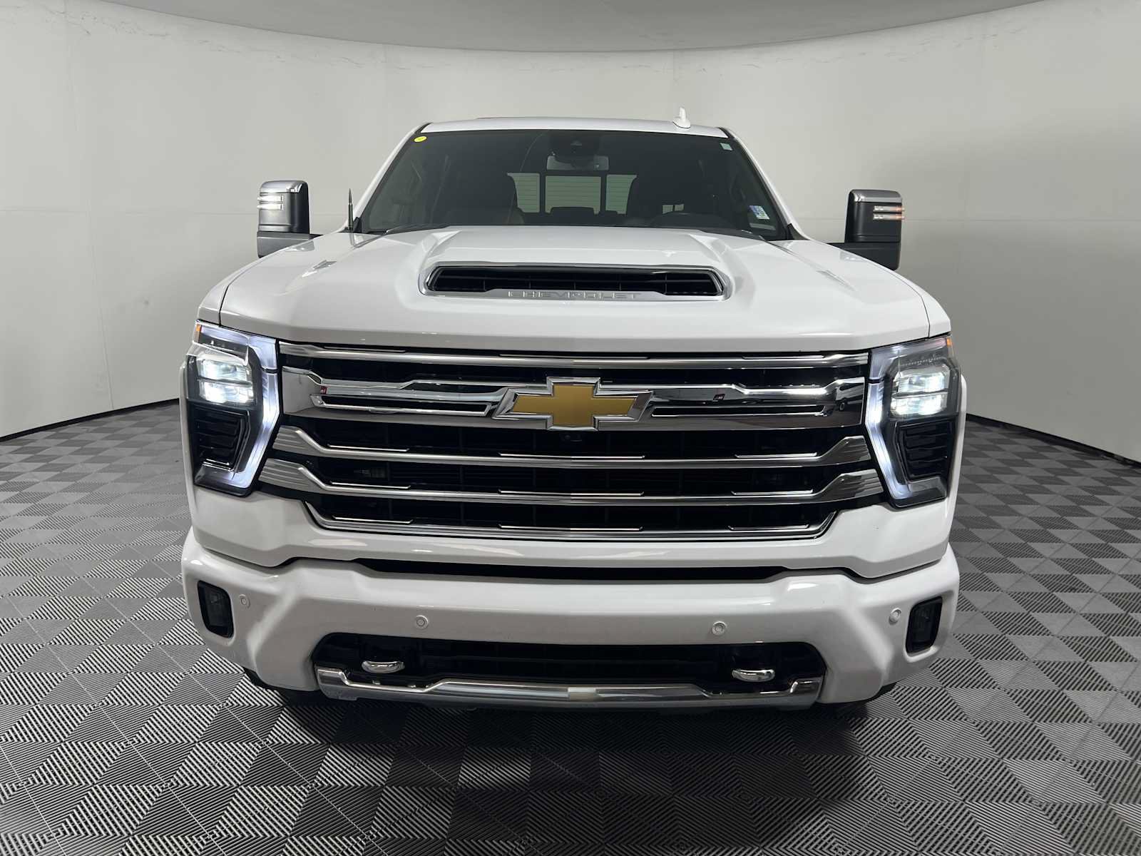 Used 2024 Chevrolet Silverado 2500 High Country w/ LPO, Dark Essentials Package AWD/4WD image 2