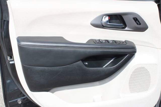 Used 2024 Chrysler Pacifica Limited FWD image 14