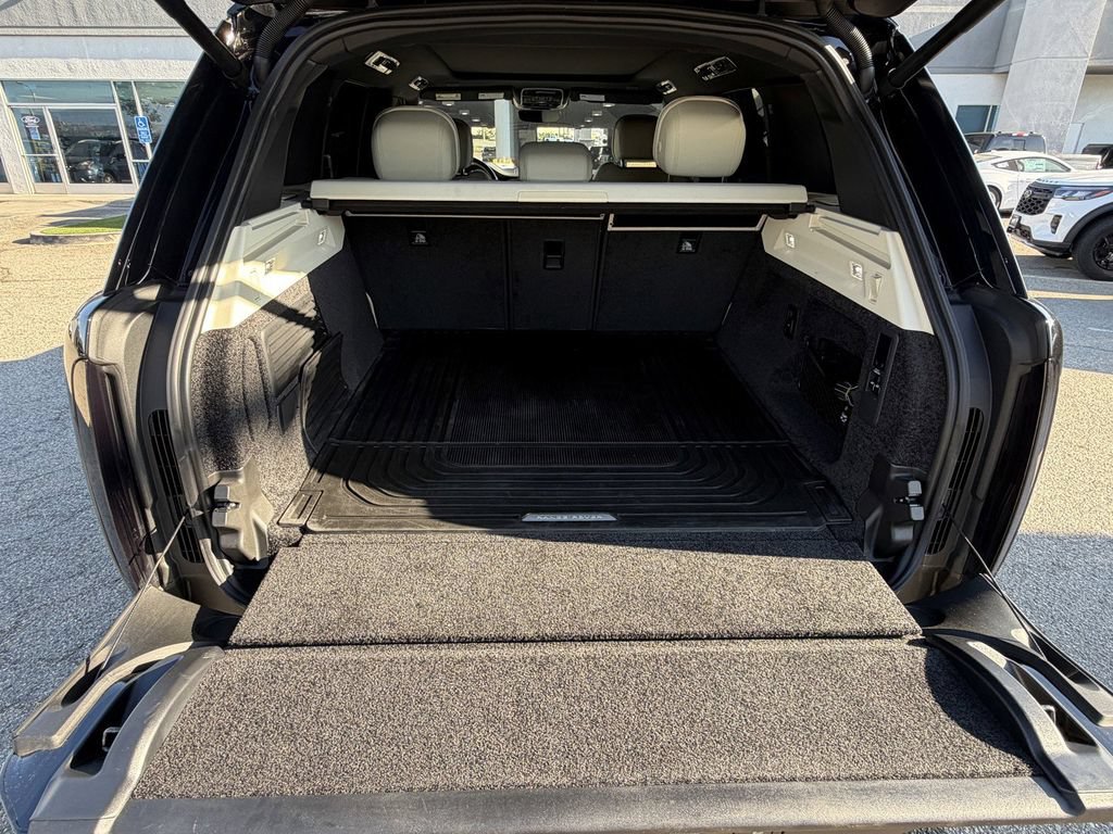 Used 2025 Land Rover Range Rover SE AWD/4WD image 17