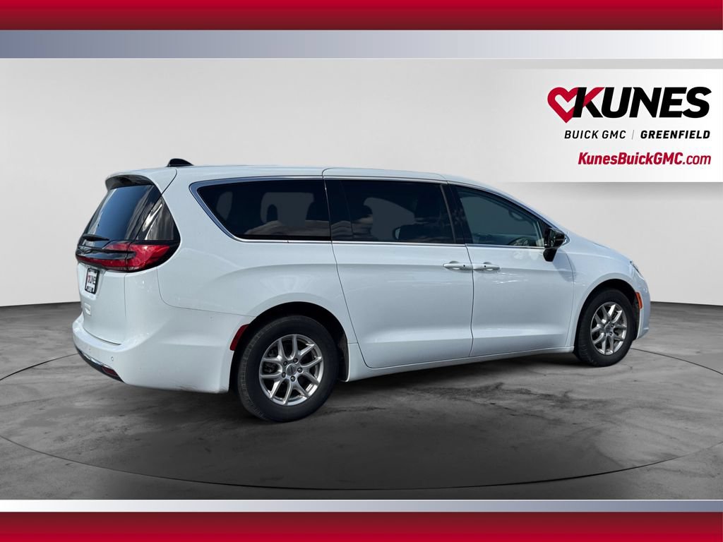 Used 2024 Chrysler Pacifica Touring-L FWD image 10
