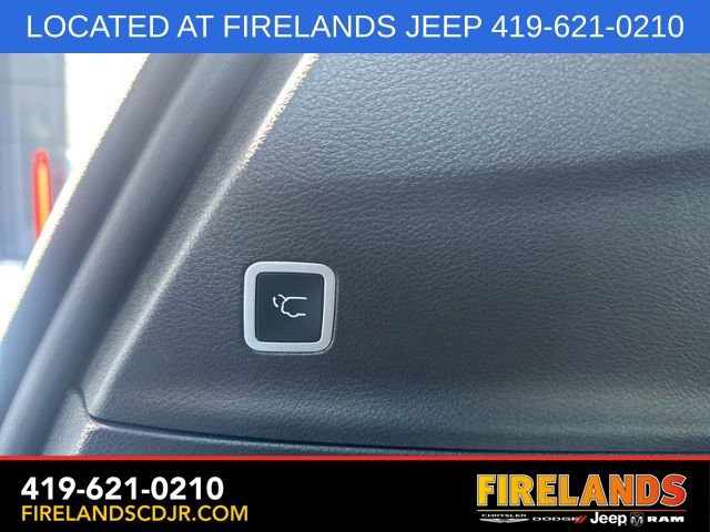 Used 2025 Chrysler Pacifica Select image 9