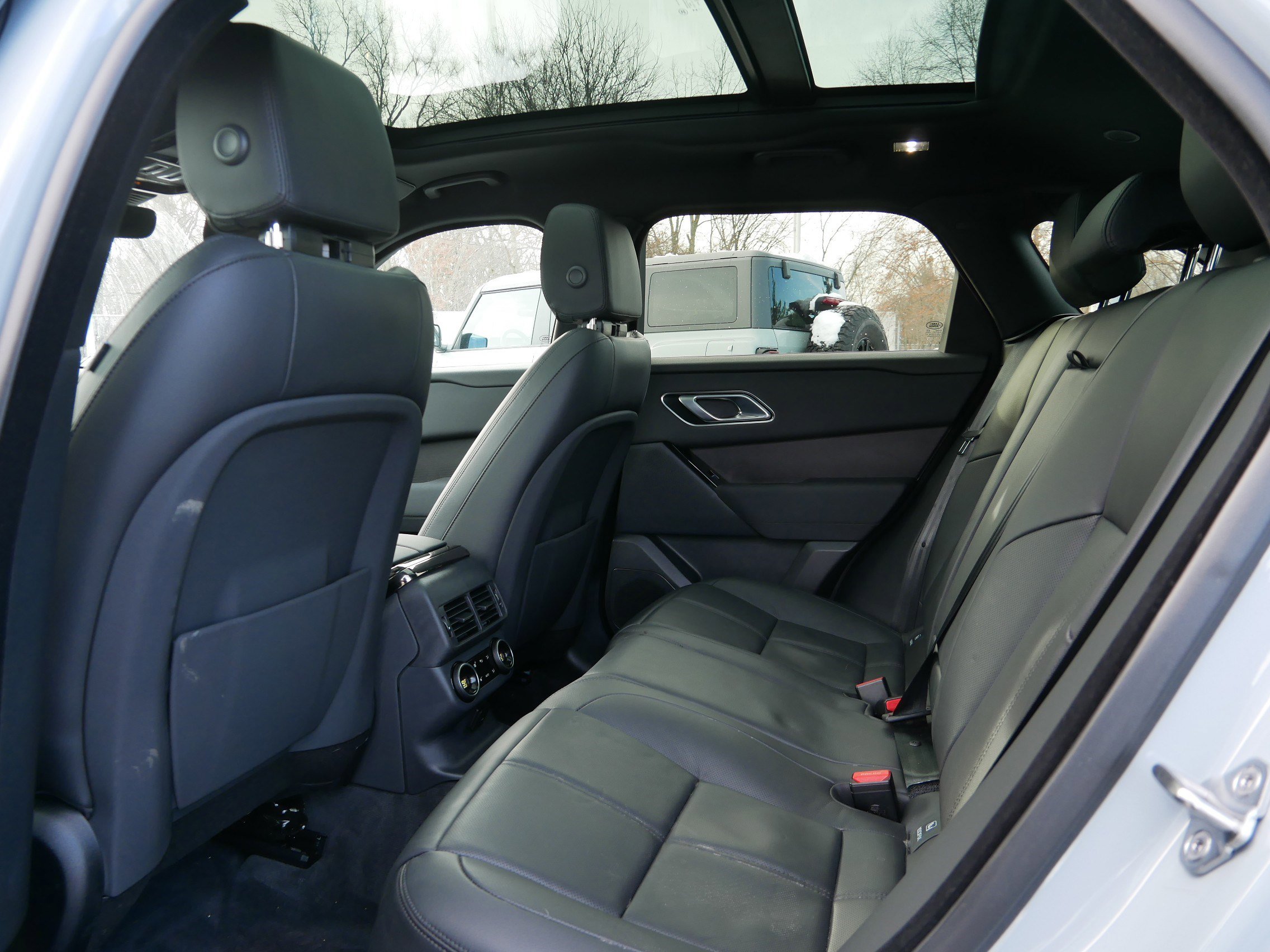 Used 2025 Land Rover Range Rover Velar Dynamic SE image 16