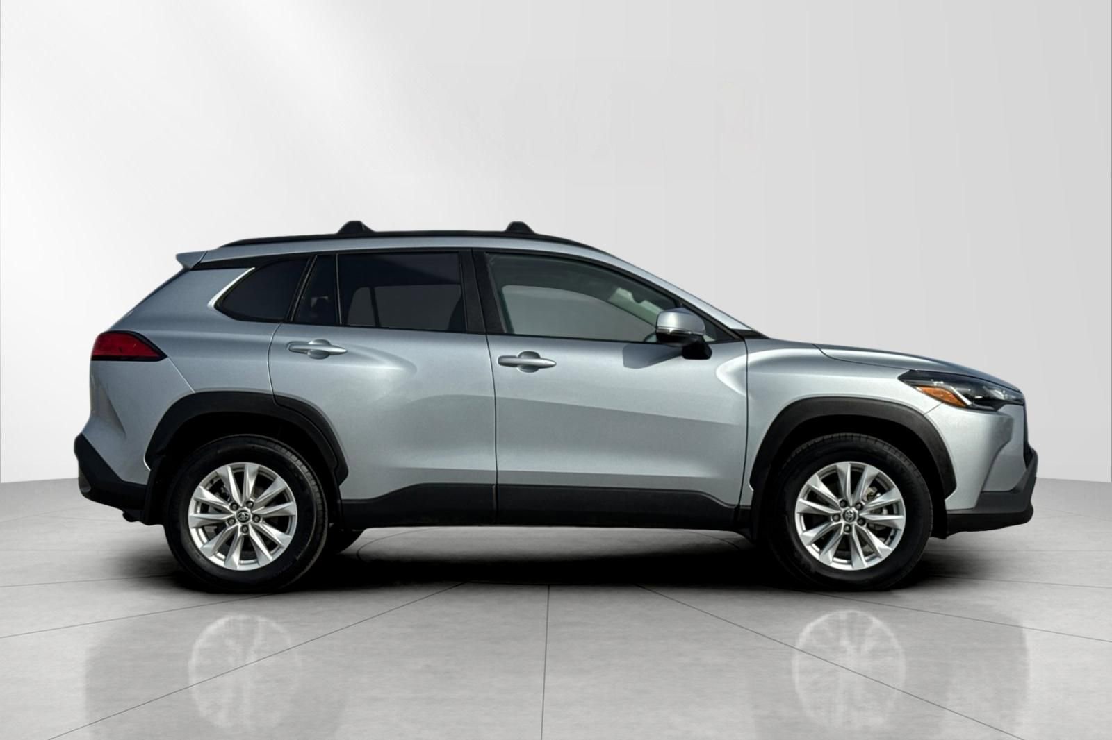 Used 2024 Toyota Corolla Cross LE image 3