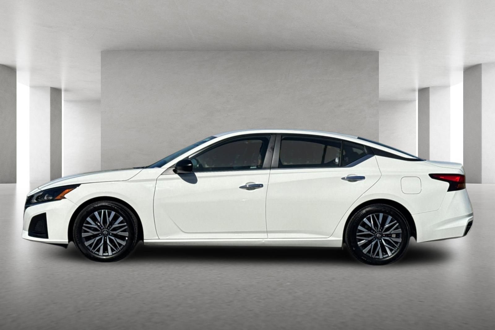 Used 2025 Nissan Altima 2.5 SV FWD image 7