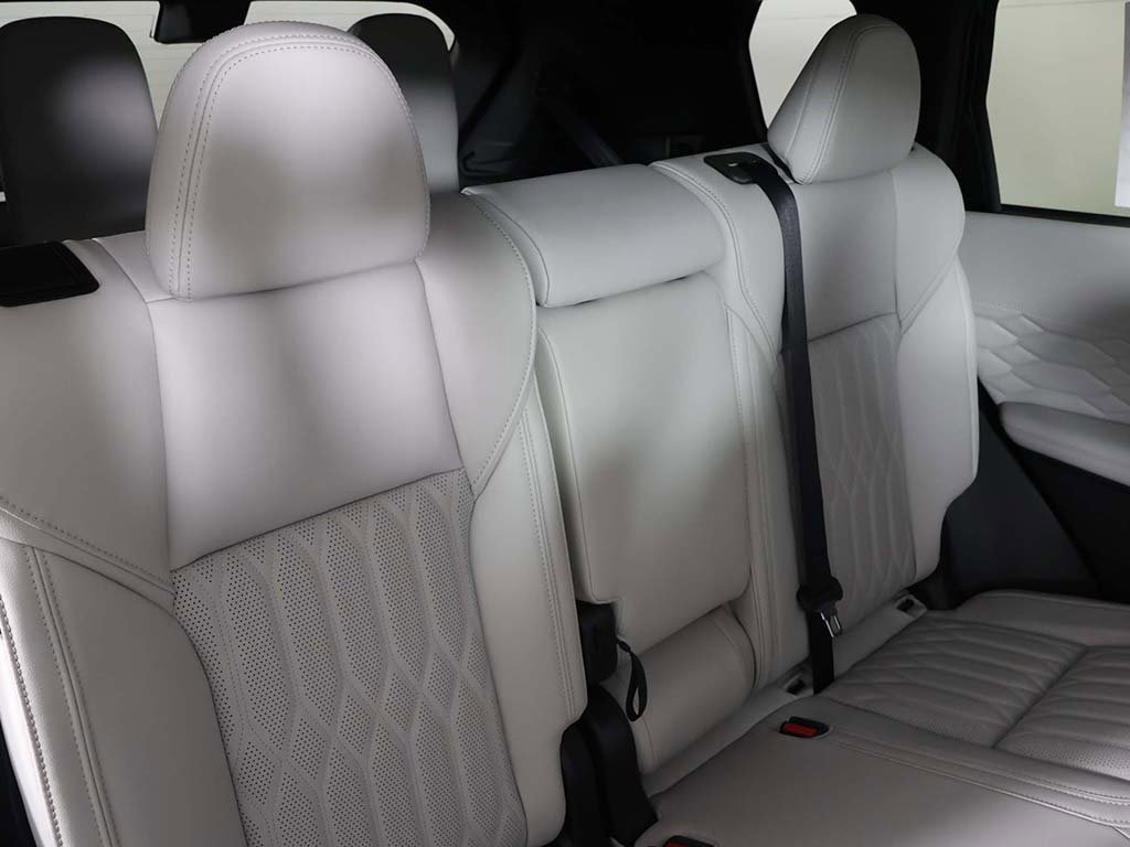 New 2025 Mitsubishi Outlander AWD image 40