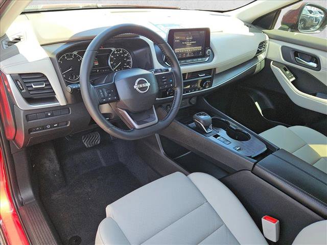 Used 2025 Nissan Rogue SV w/ SV Premium Package FWD image 3
