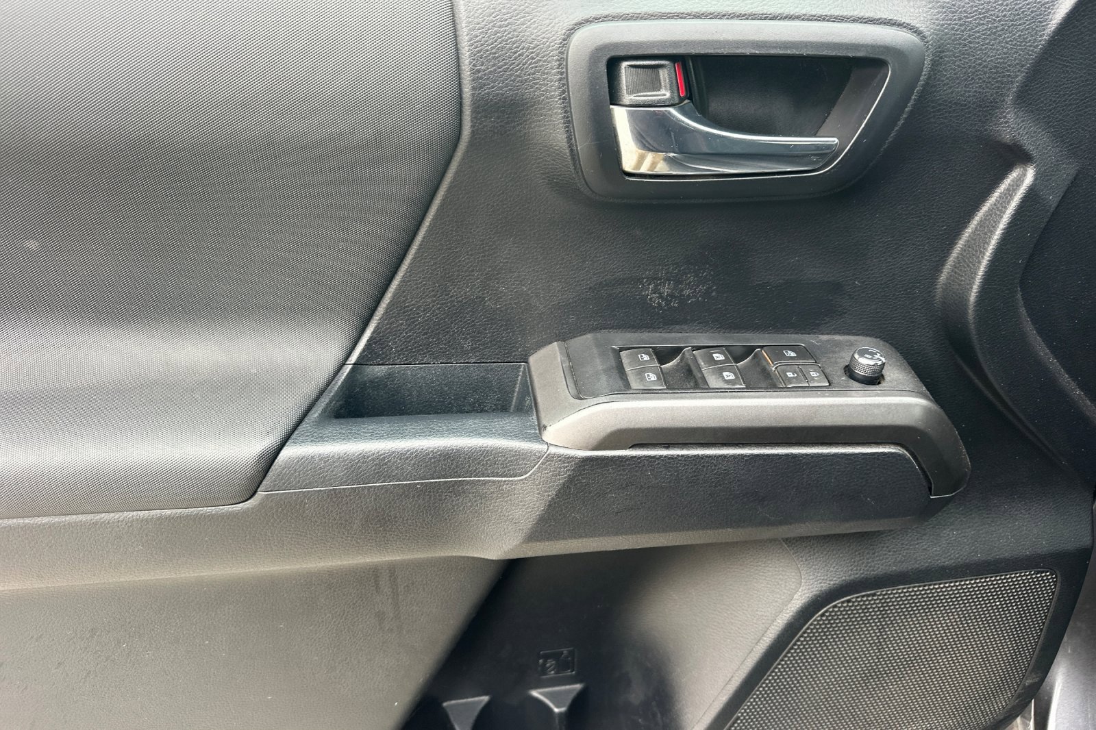 Used 2018 Toyota Tacoma SR image 11