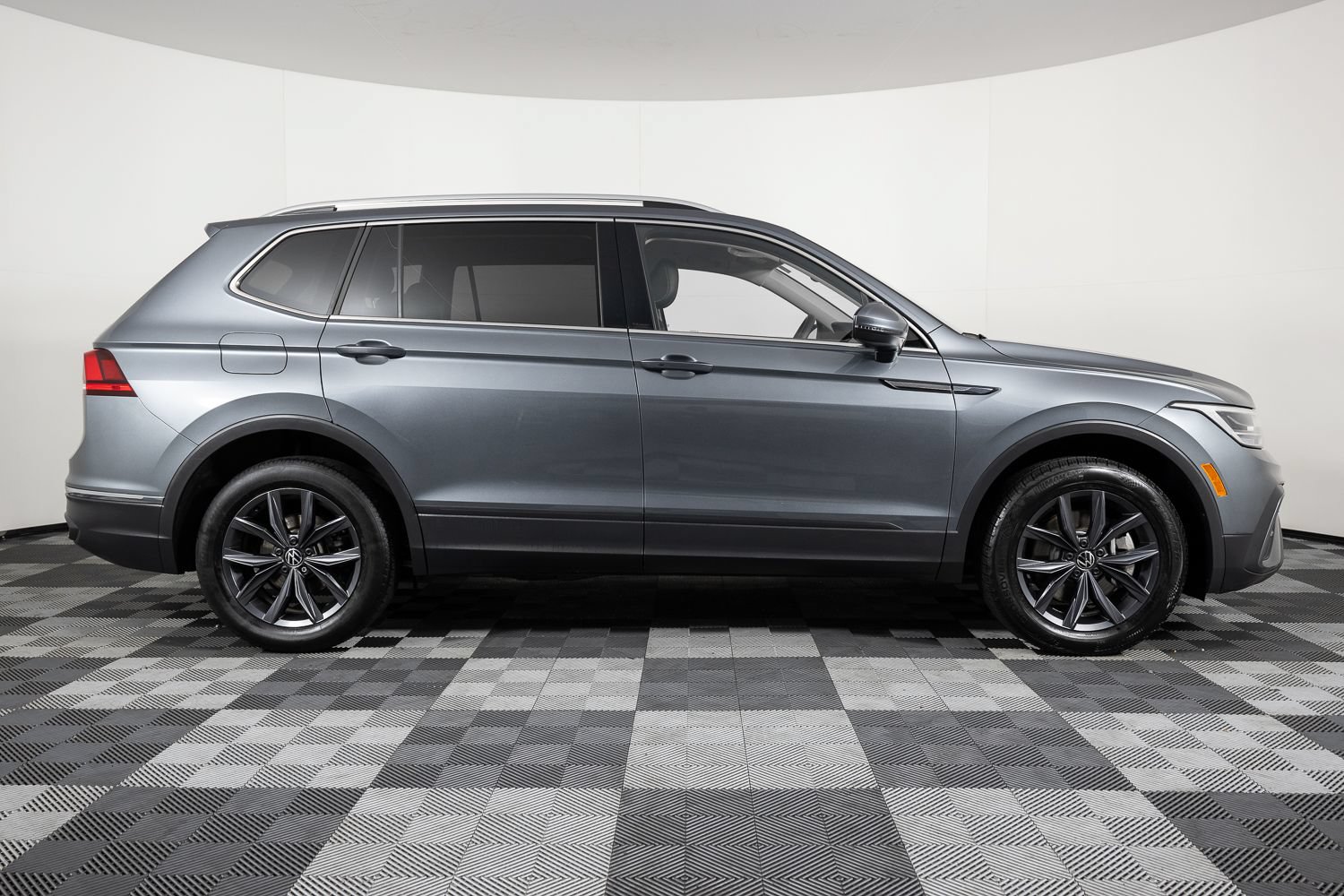 Used 2023 Volkswagen Tiguan SE AWD/4WD image 9