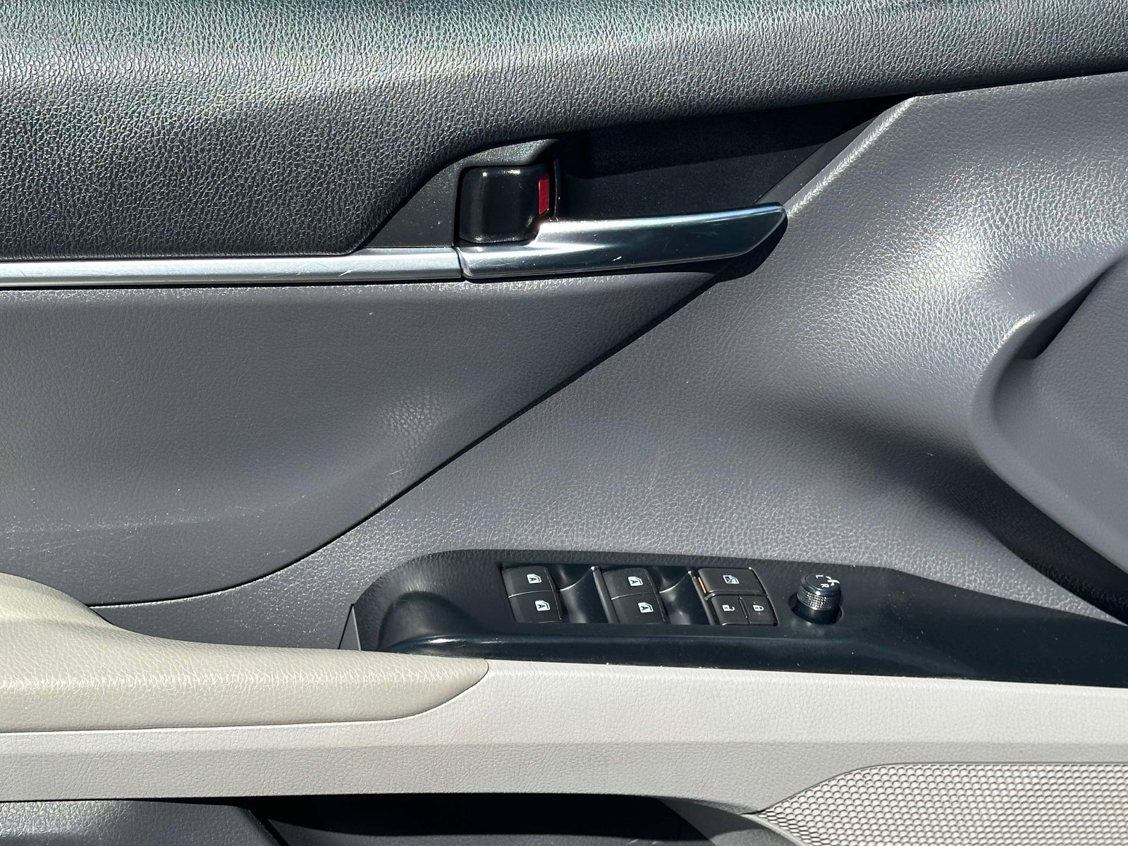 Used 2020 Toyota Camry SE image 18