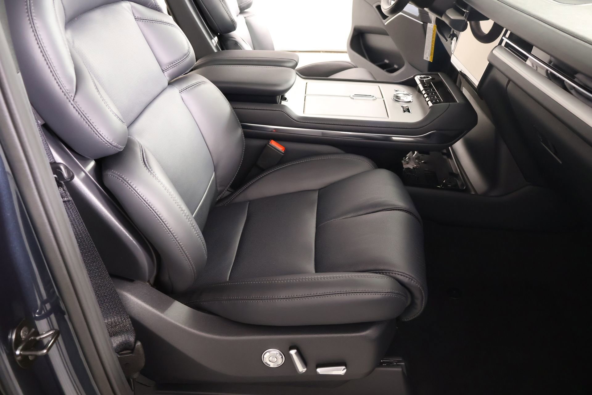 New 2026 Lincoln Navigator Reserve w/ Jet Appearance Package image 14