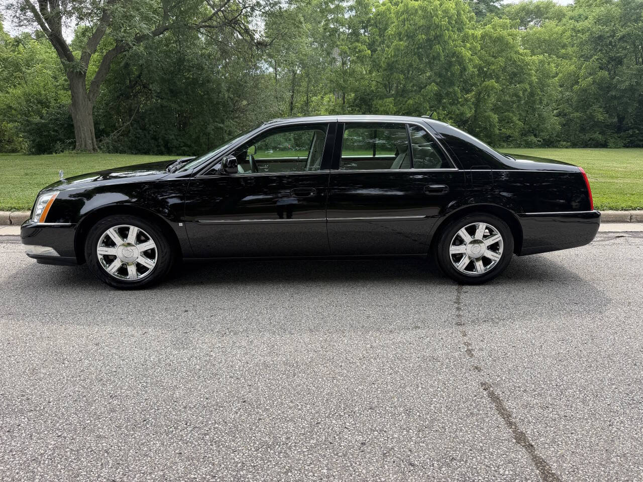 Used 2006 Cadillac DTS w/ Trunk Convenience Package FWD image 2