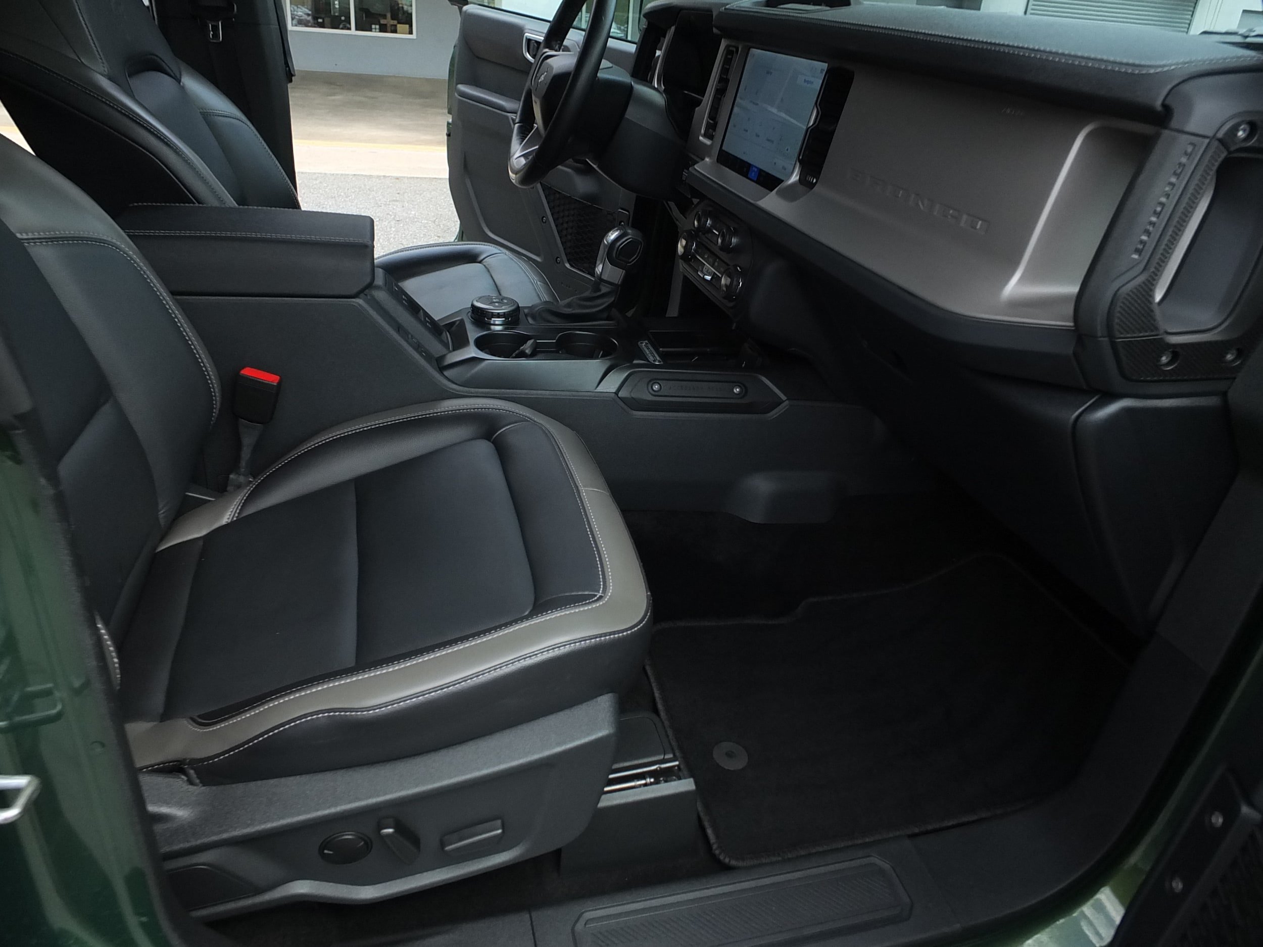 Used 2025 Ford Bronco Outer Banks AWD/4WD image 14