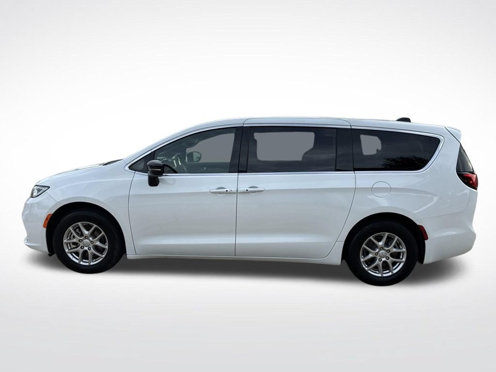 Used 2025 Chrysler Pacifica Select FWD image 13