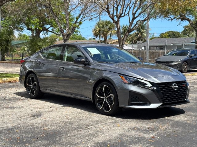 Used 2024 Nissan Altima 2.5 SR w/ SR Premium Package FWD image 3