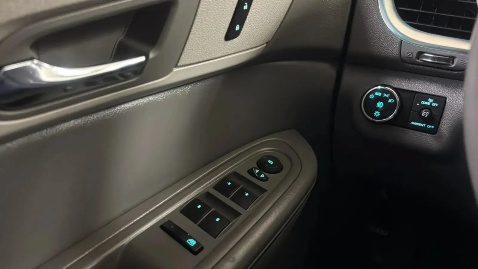 Used 2015 Chevrolet Traverse LT FWD image 16