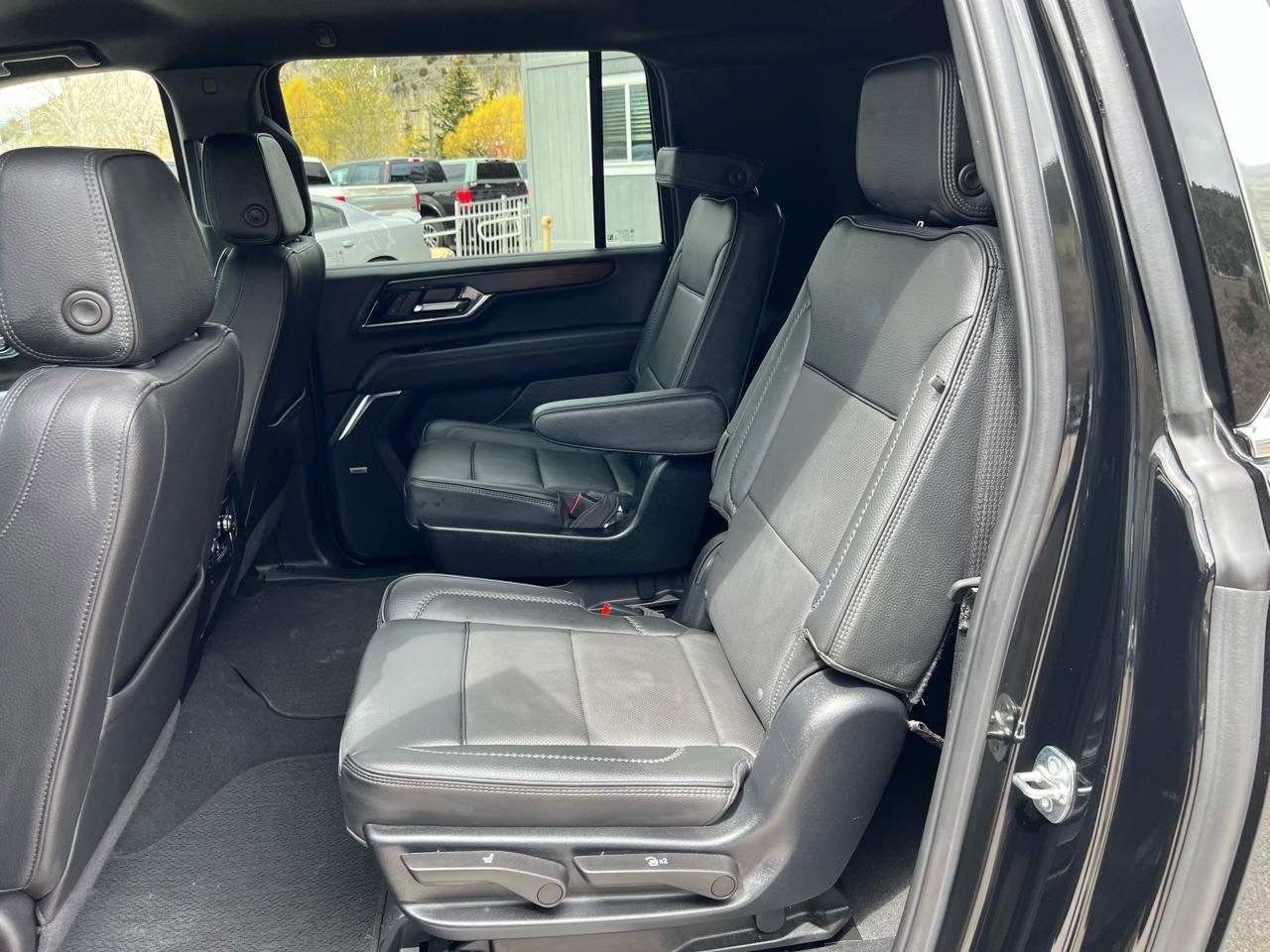 Used 2025 GMC Yukon XL Denali AWD/4WD image 17