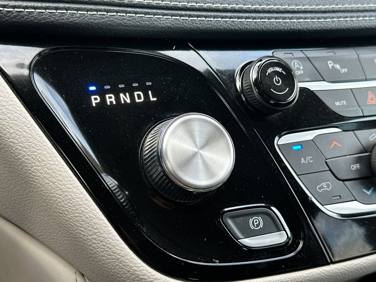 Used 2023 Chrysler Pacifica Limited image 24