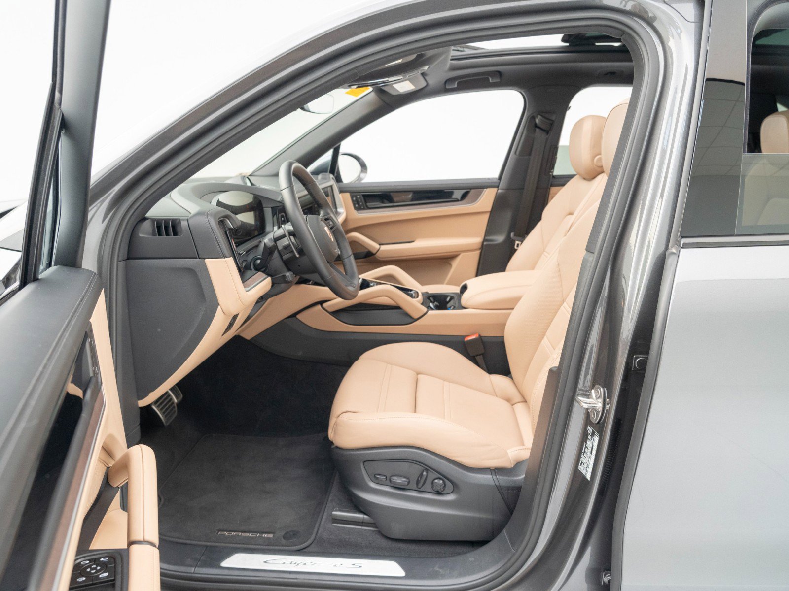 Certified 2025 Porsche Cayenne S image 18