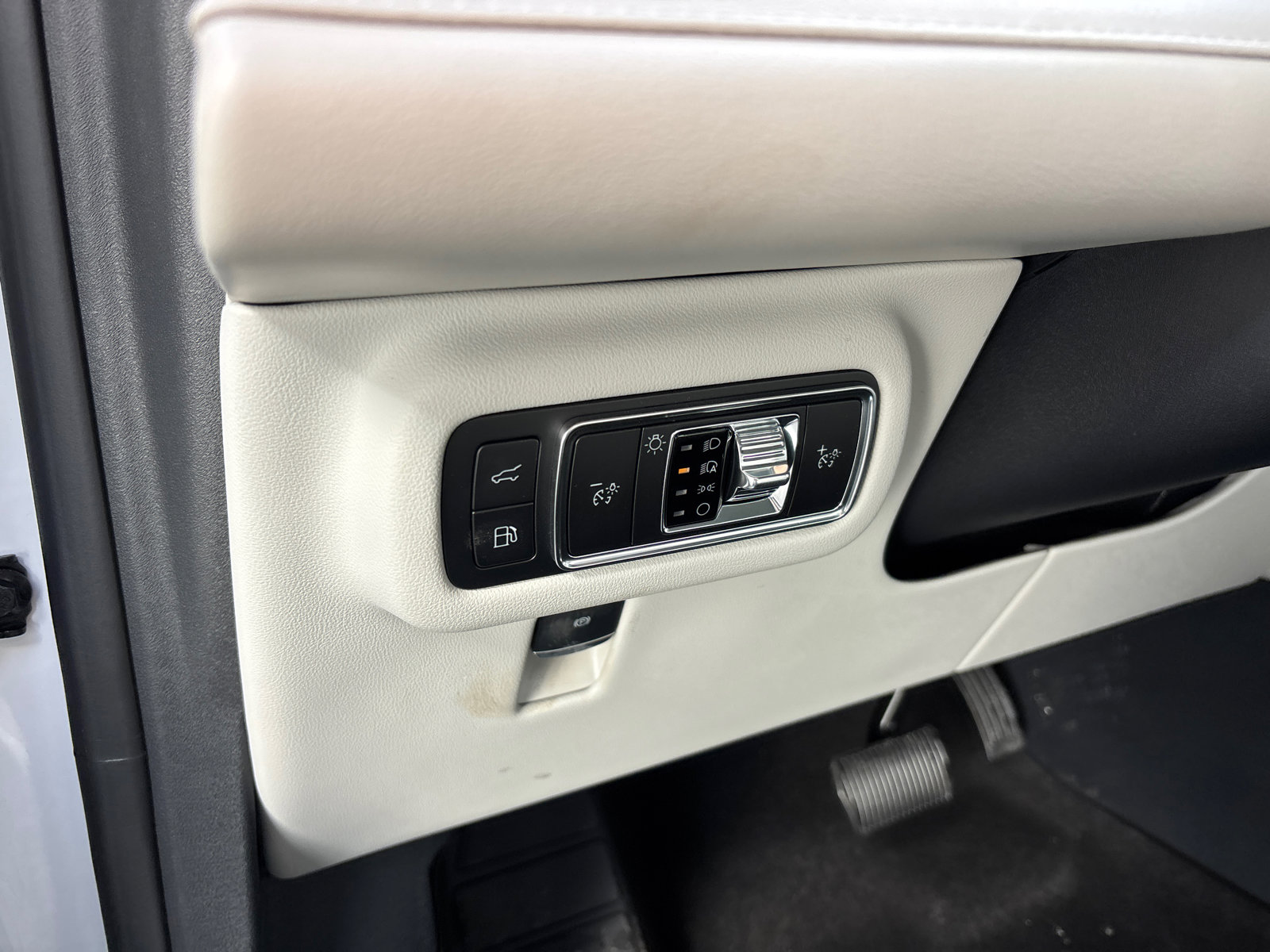 New 2026 Lincoln Nautilus Premier w/ Jet Appearance Package AWD/4WD image 14