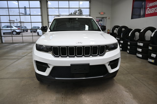 Used 2023 Jeep Grand Cherokee Laredo w/ Luxury Tech Group I AWD/4WD image 2