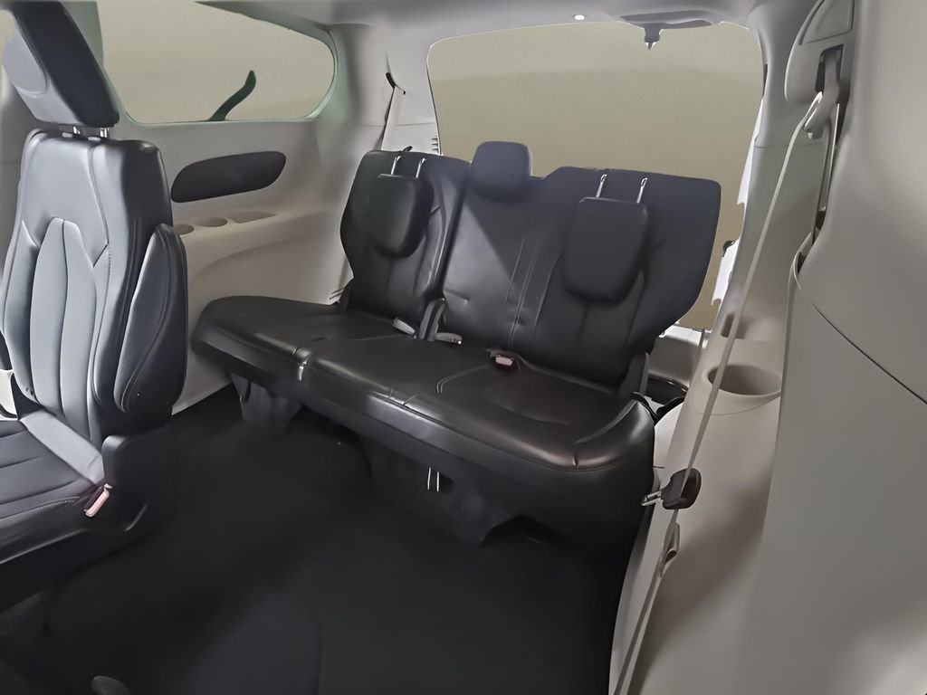 Used 2024 Chrysler Pacifica Touring-L image 16