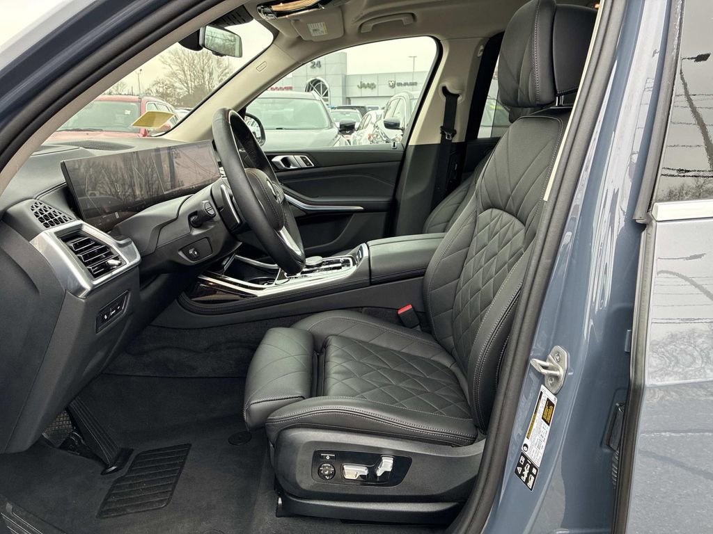 Used 2024 BMW X7 xDrive40i w/ Premium Package AWD/4WD image 32