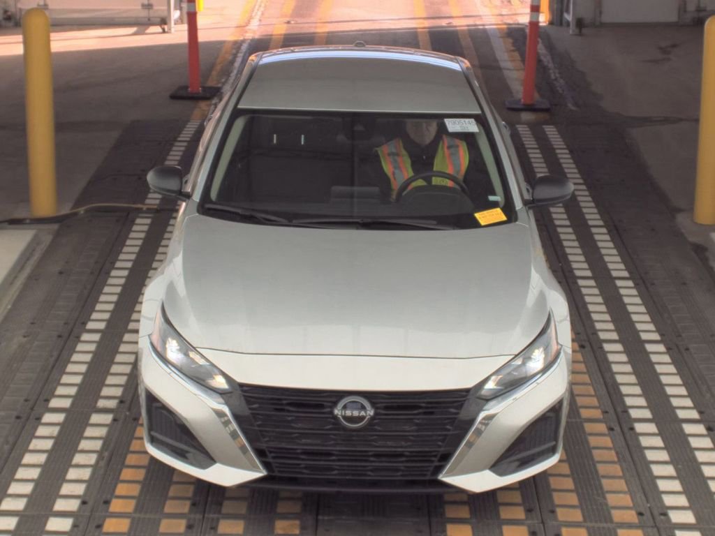 Used 2024 Nissan Altima 2.5 SV image 2