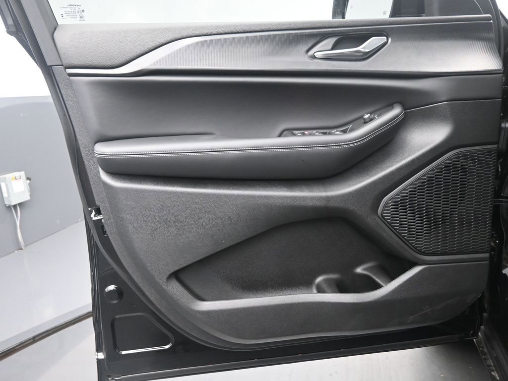 New 2025 Jeep Grand Cherokee L Laredo w/ Luxury Tech Group I image 12