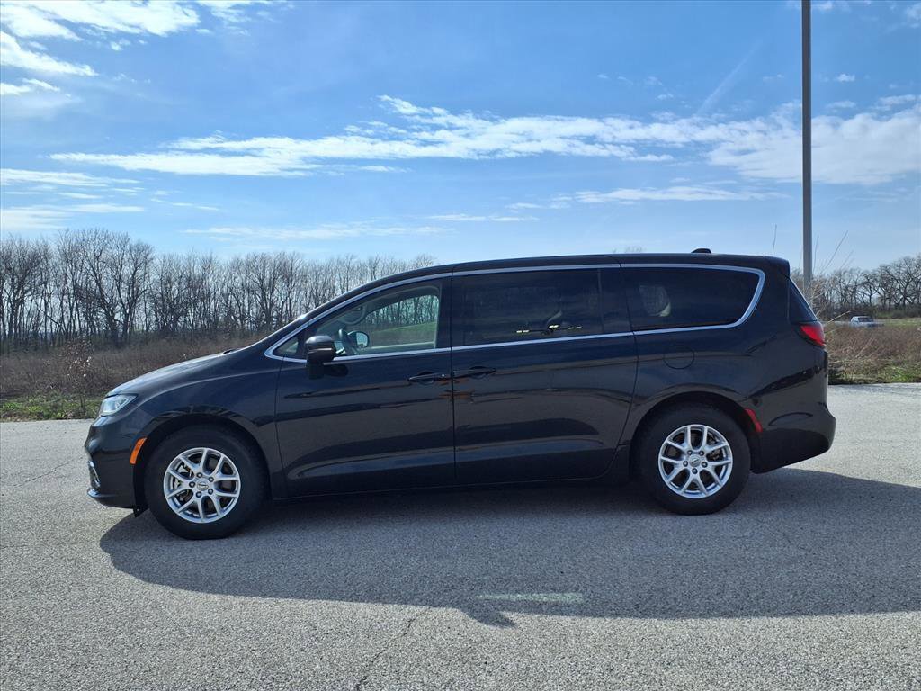 Used 2023 Chrysler Pacifica Touring-L image 7