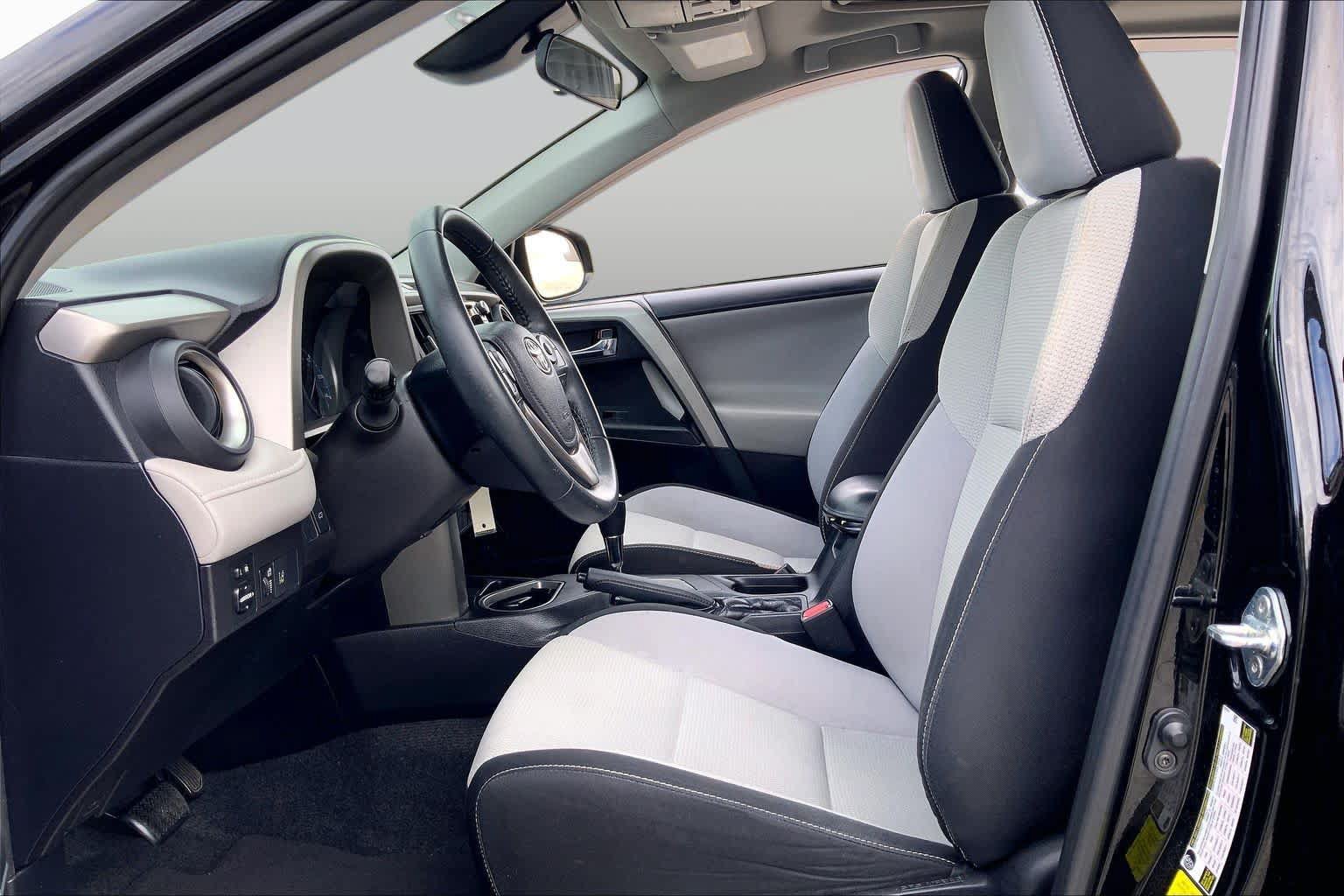 Used 2017 Toyota RAV4 XLE FWD image 8