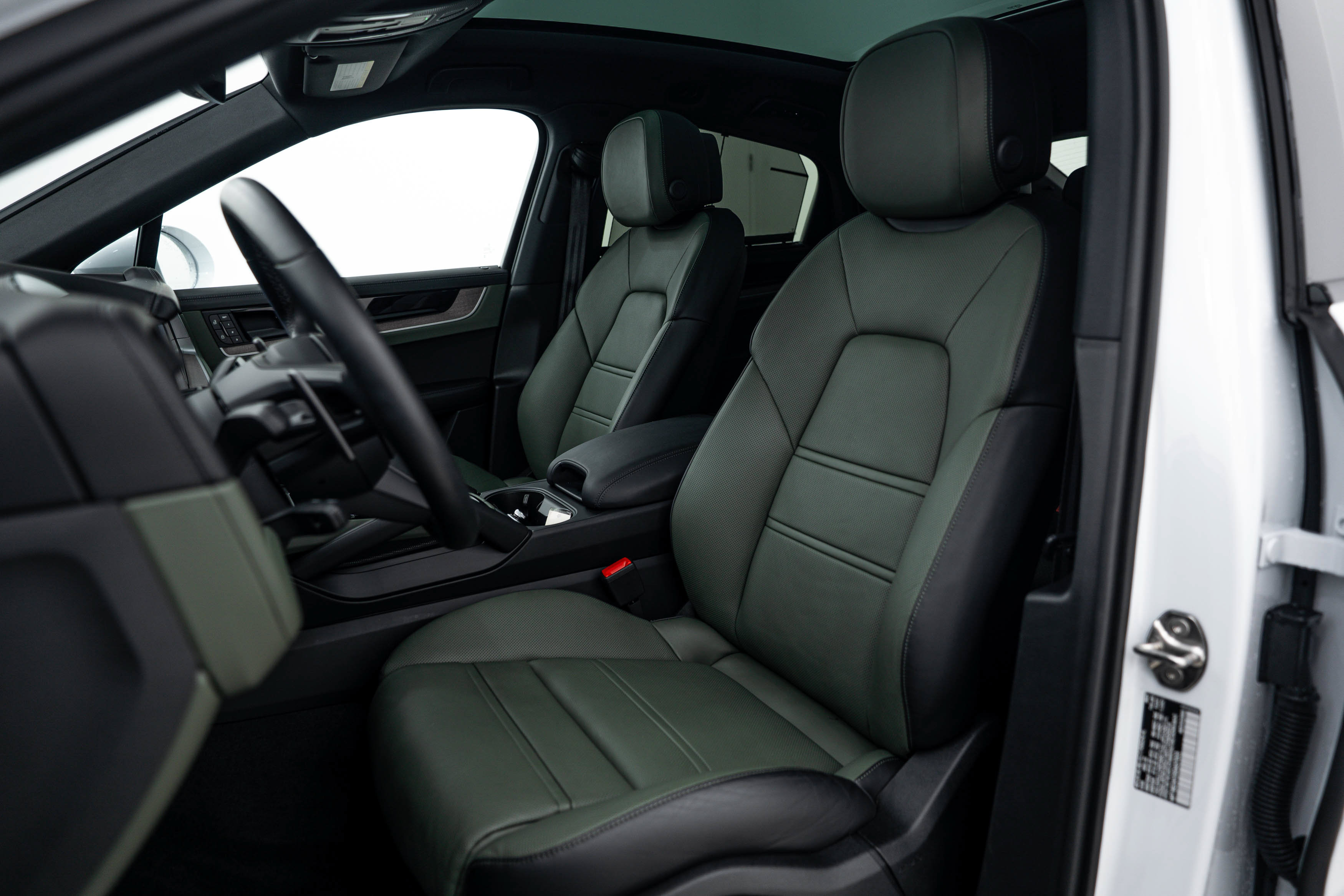 Certified 2025 Porsche Cayenne E-Hybrid Coupe AWD/4WD image 25