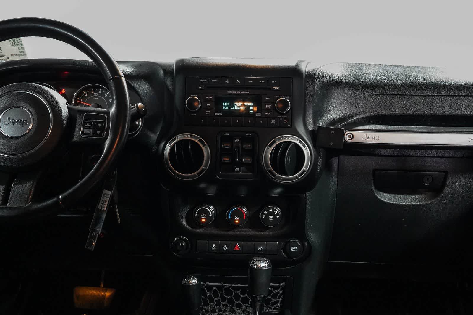 Used 2018 Jeep Wrangler Unlimited Rubicon w/ Connectivity Group AWD/4WD image 13