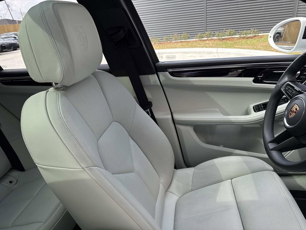 Certified 2025 Porsche Macan image 16