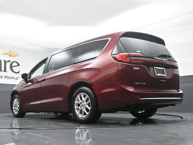 Used 2023 Chrysler Pacifica Touring-L FWD image 5