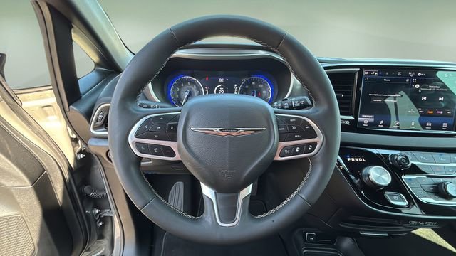 Used 2025 Chrysler Pacifica Select image 11