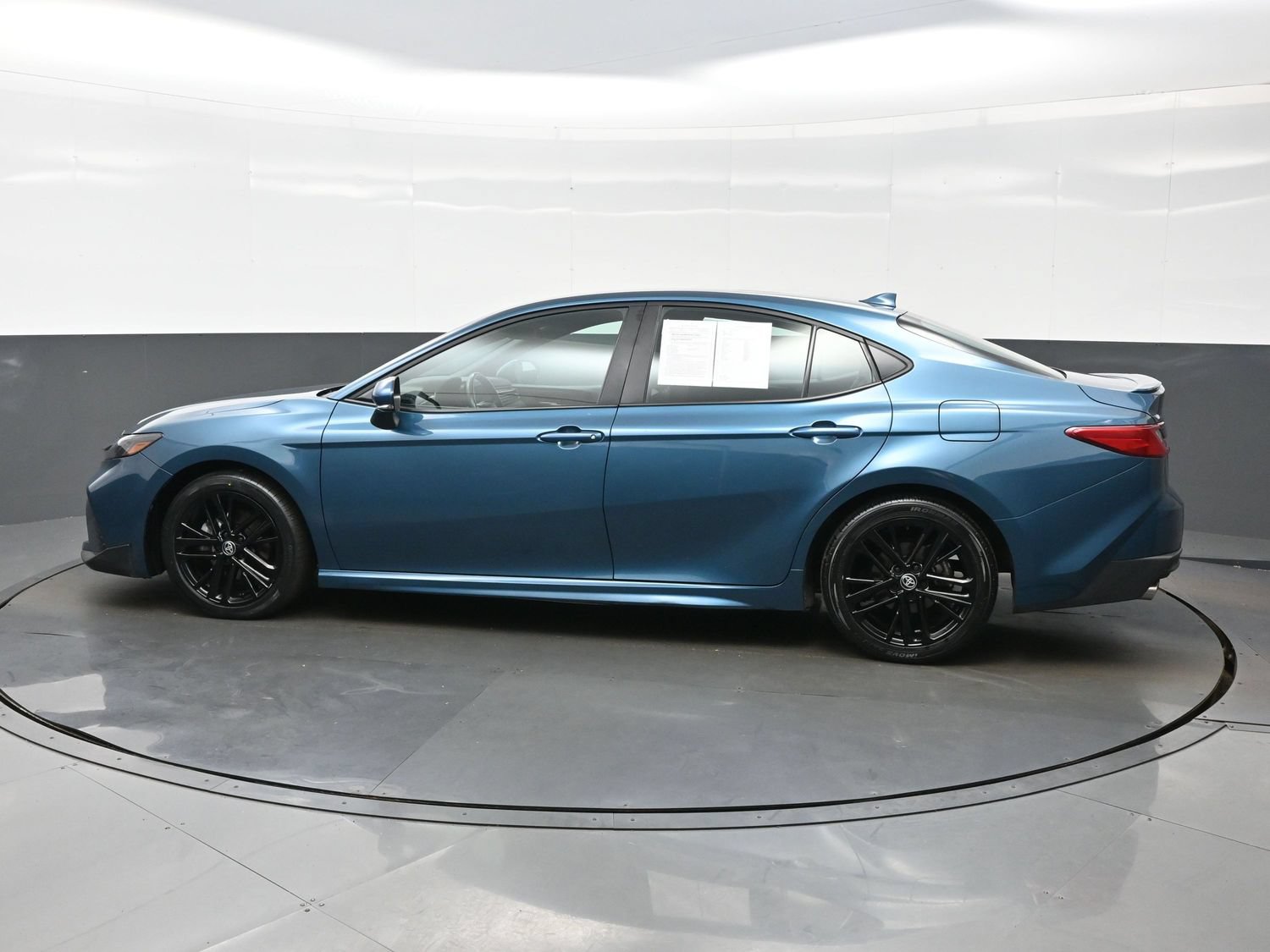 Used 2025 Toyota Camry SE FWD image 3