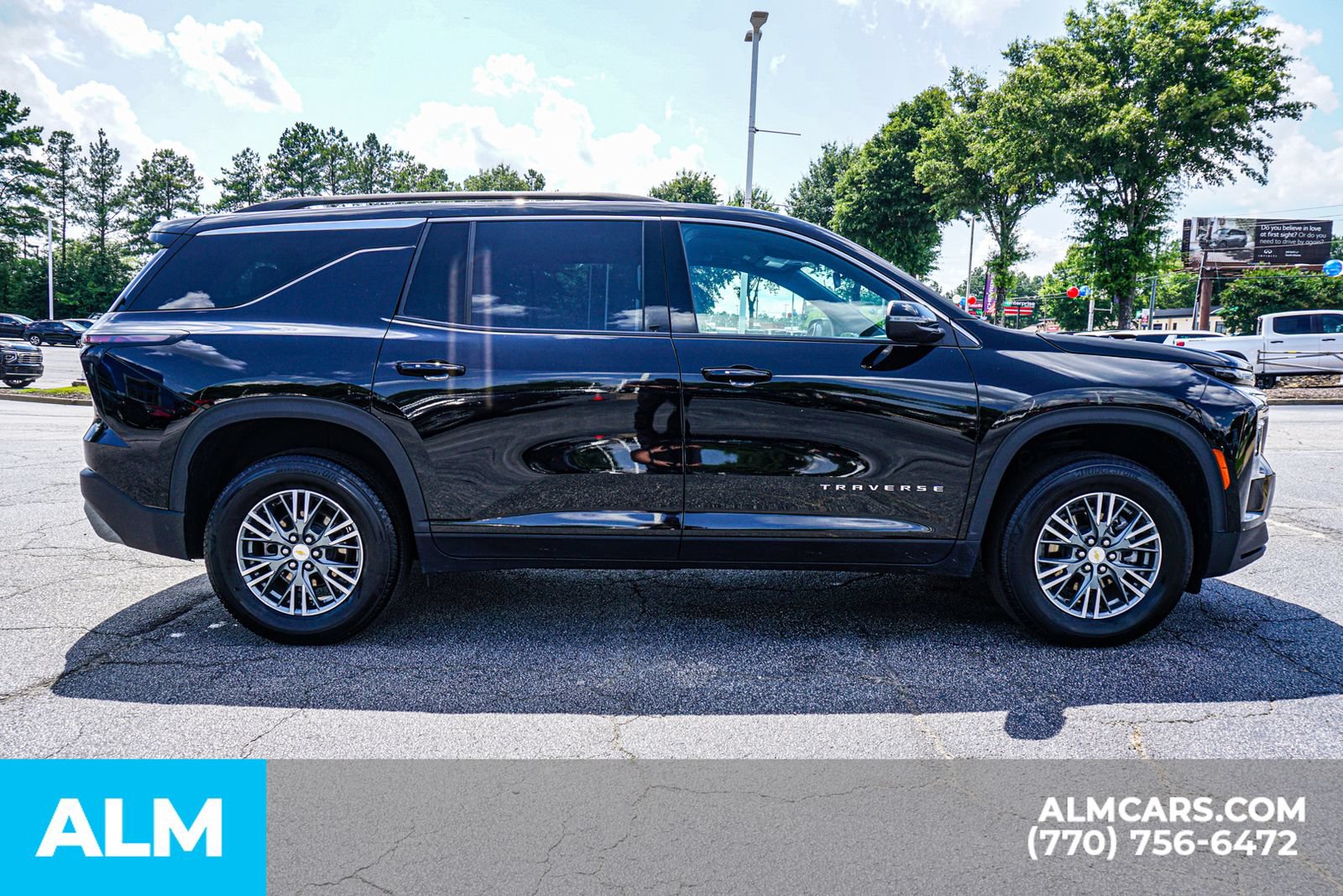 Used 2025 Chevrolet Traverse LT FWD image 10