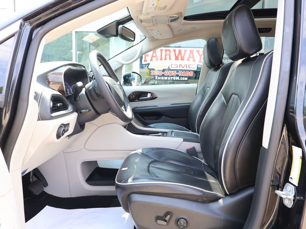 Used 2023 Chrysler Pacifica Limited w/ Uconnect Theater Family Group AWD/4WD image 12