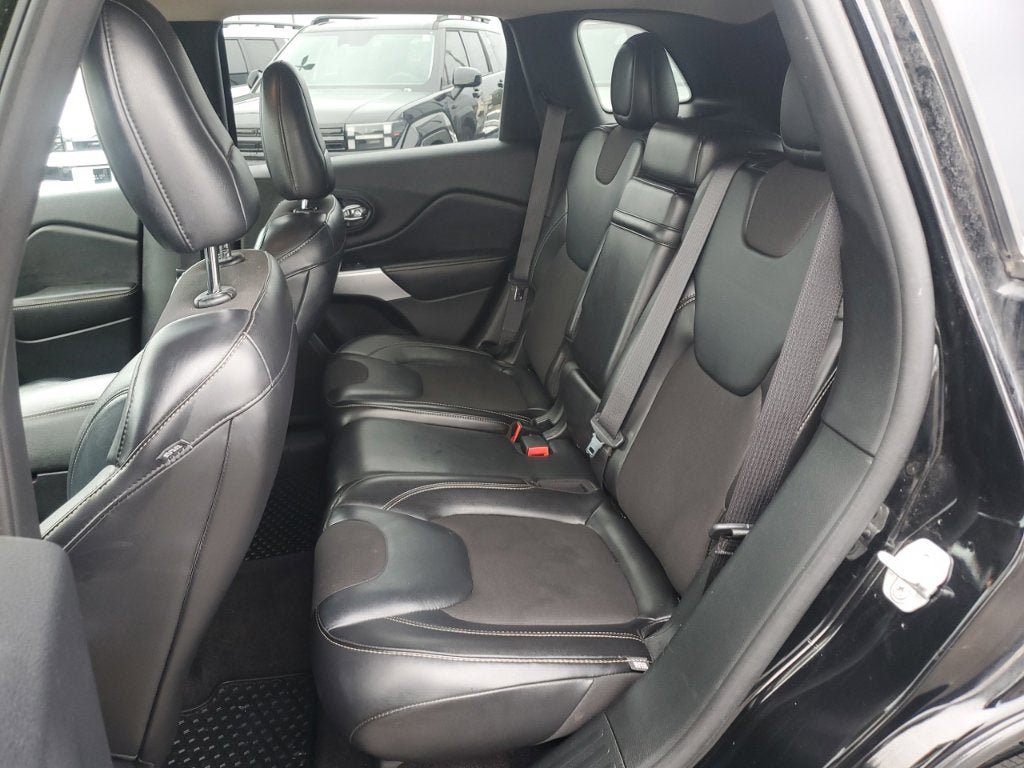 Used 2018 Jeep Cherokee Latitude Plus w/ Cold Weather Group AWD/4WD image 35