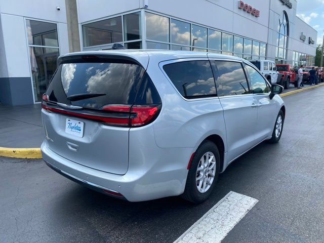 Used 2023 Chrysler Pacifica Touring-L image 9