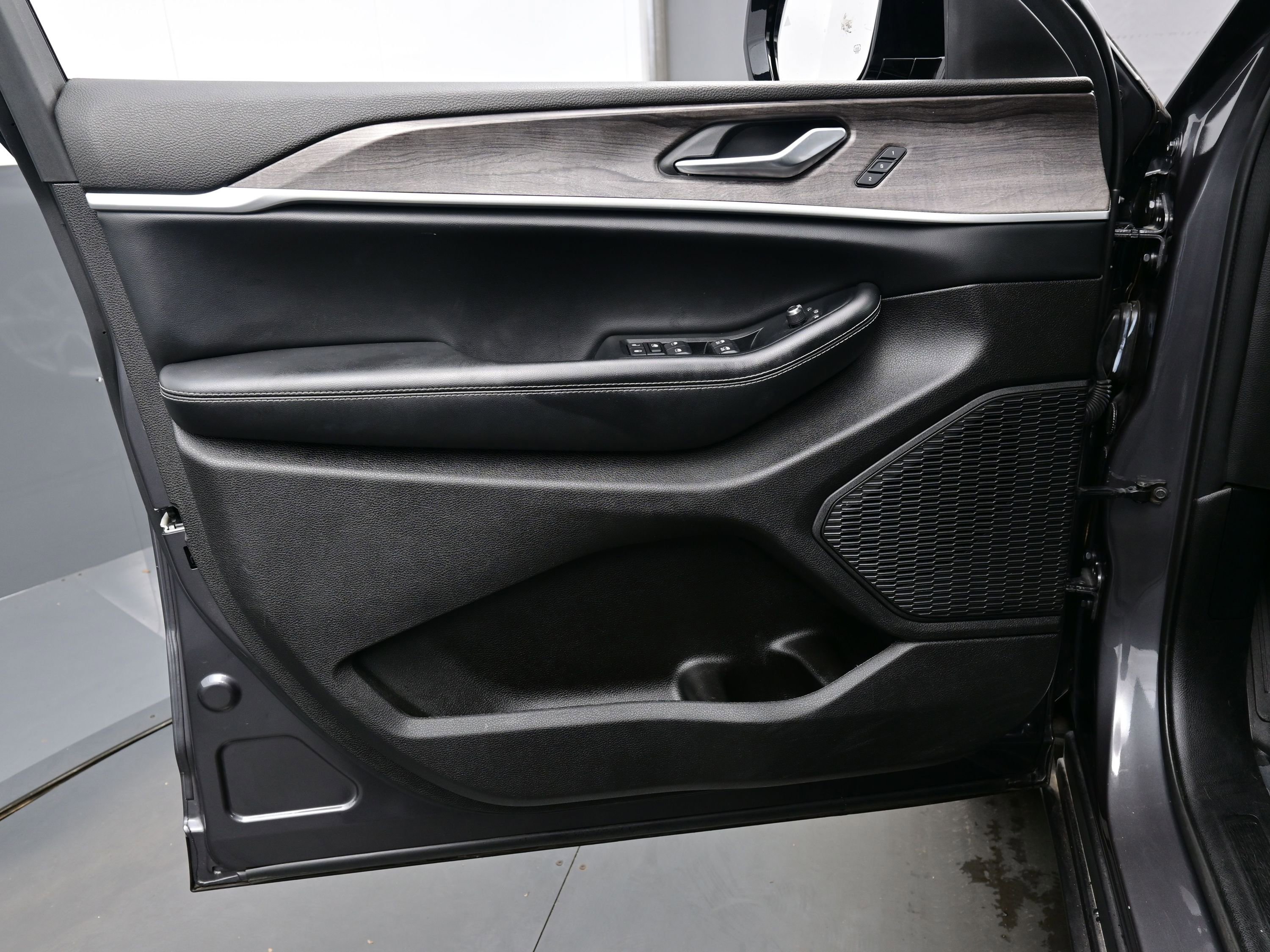 Used 2023 Jeep Grand Cherokee L Limited image 10