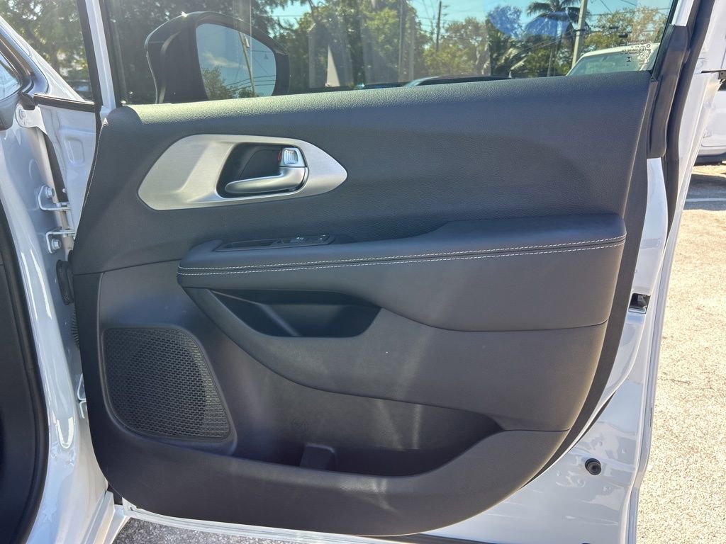 Used 2024 Chrysler Pacifica Limited w/ S Appearance Package image 25