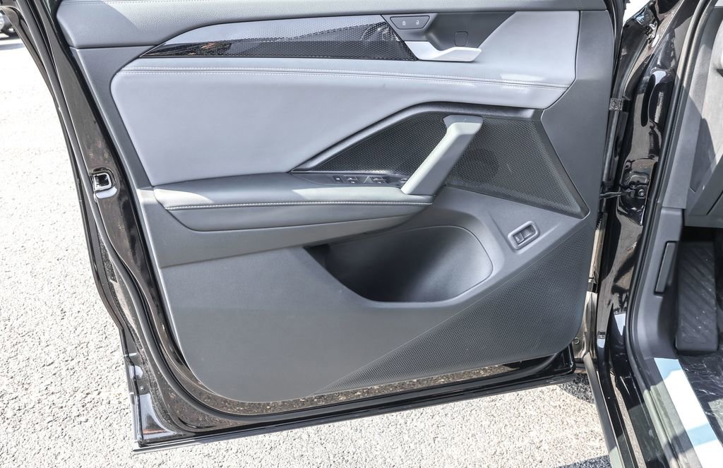 Used 2025 Volkswagen Tiguan SE image 25